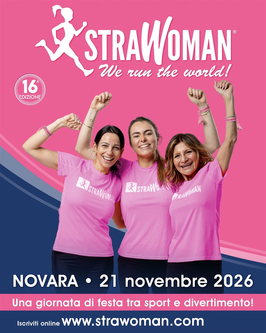 tre ragazze sorridenti che indossano una maglietta rosa con il logo della StraWoman